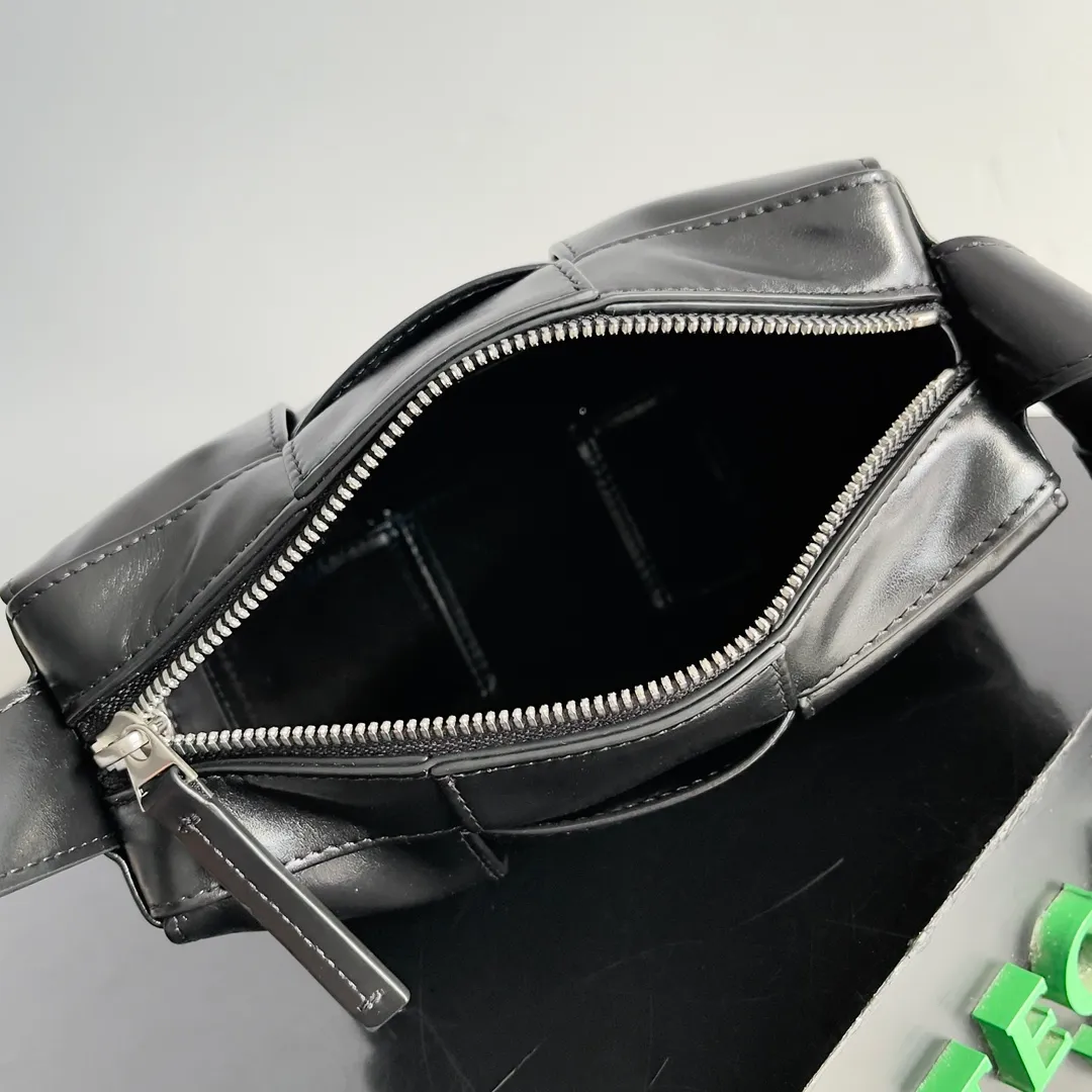 Batch 1640 BOTTEGA VENETA's new mini cassette camera bag. What a beautiful design. This noble one is really unique. The texture is also great. It matches the autumn and winter coat's great temperament. It can hold your various styles of matching, and the high-end double-fabric weaving design is also very NICE! In autumn and winter, it can be simply paired with a sweater or a jacket or a suit. The capacity is enough to hold some small items. The niche design is really amazing. I can’t praise this cool black woven handbag enough! You’ll fall in love with it at first glance, it’s so special~ Both the workmanship and appearance are superb! Style number: 795177 Size: 21*13*6.5cm